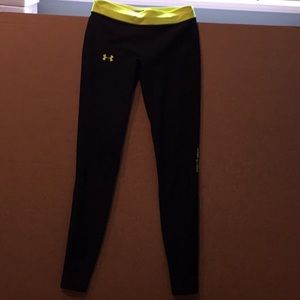 Under armor cold gear, fitted running gear. Size S. Great condition.